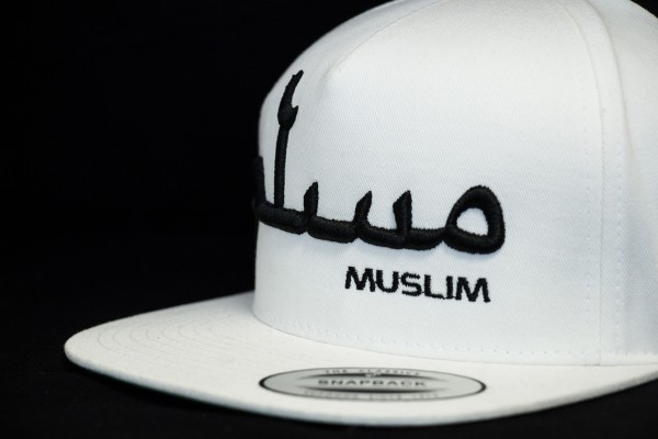 MUSLIM Snapback Weiß mit 3D Schrift in Schwarz